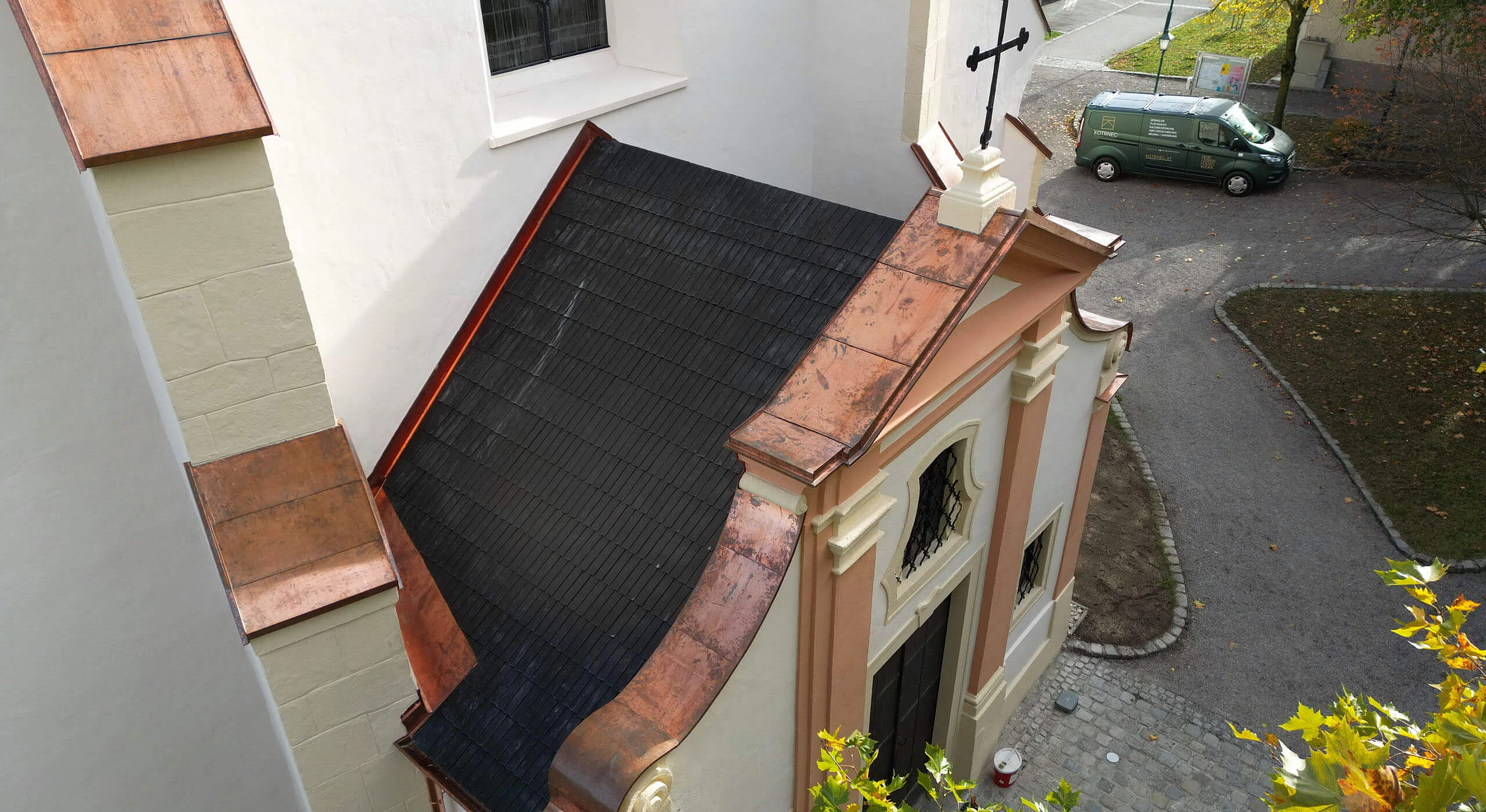 Sanierung des Dachs am Eingang der Kirche in Phyra