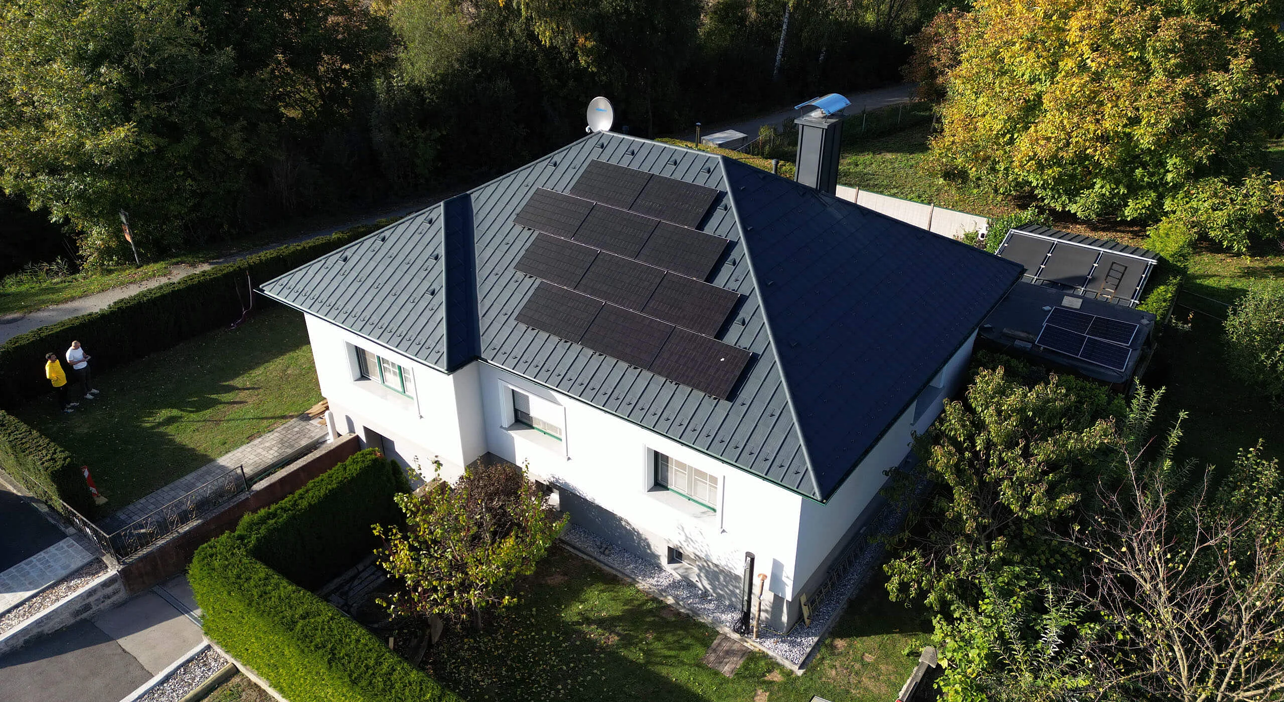 Drohnenaufnahme von einem Sanierten Dach von der Seite