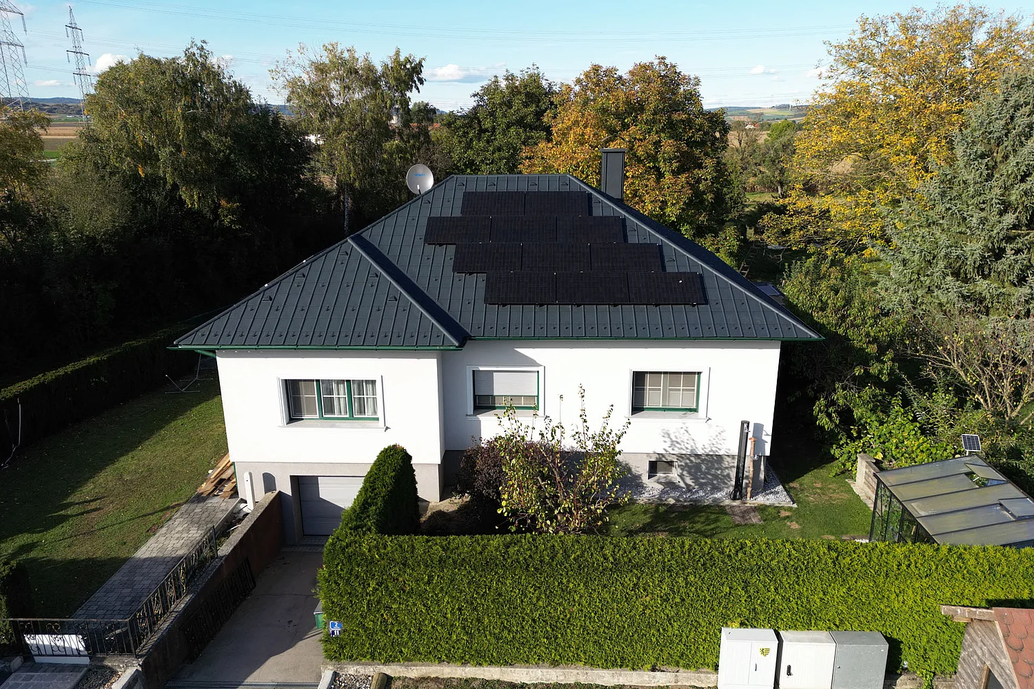 Drohnenaufnahme eines Einfamilienhauses nach der Sanierung von vorne