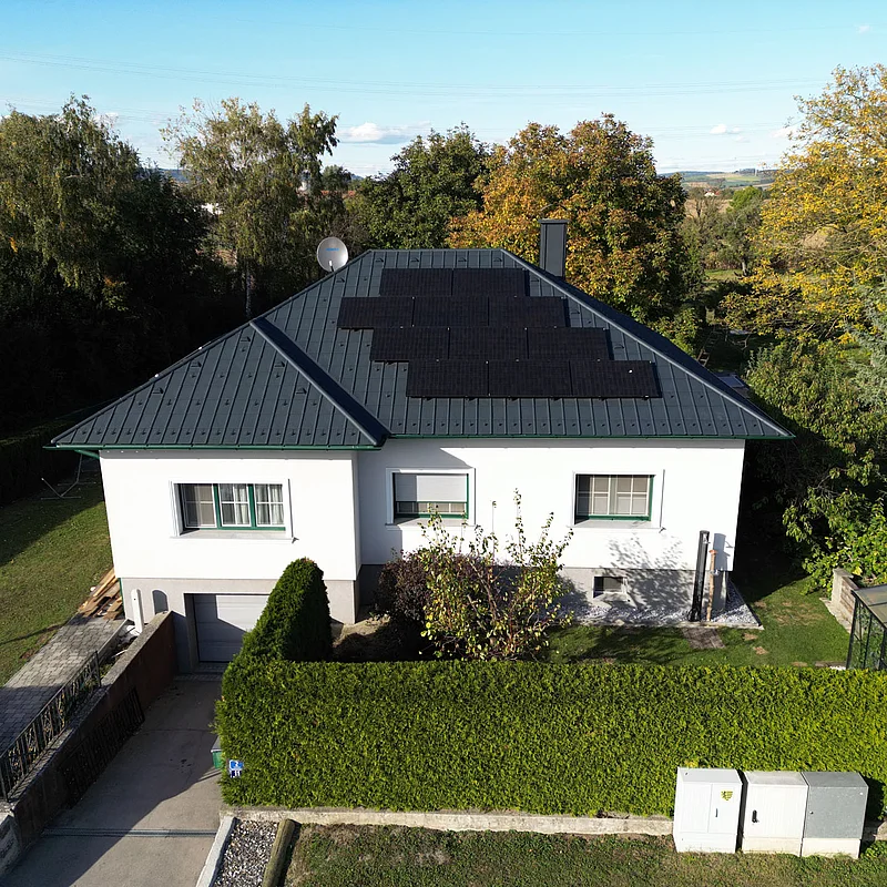 Drohnenaufnahme eines Einfamilienhauses nach der Sanierung von vorne