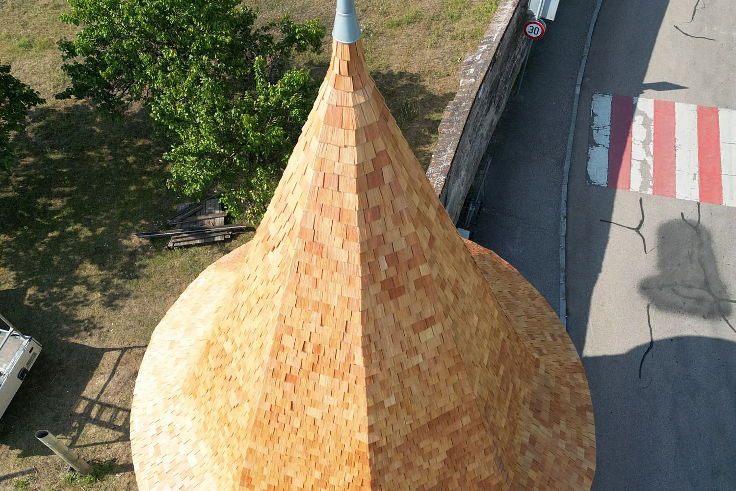 Seitliche Nahaufnahme nach der denkmalgeschützten Dachsanierung einer Turmspitze