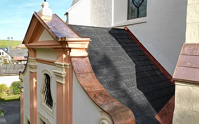 Seitliche Nachaufnahme des Eingangsbereichs nach der denkmalgeschützten Dachsanierung