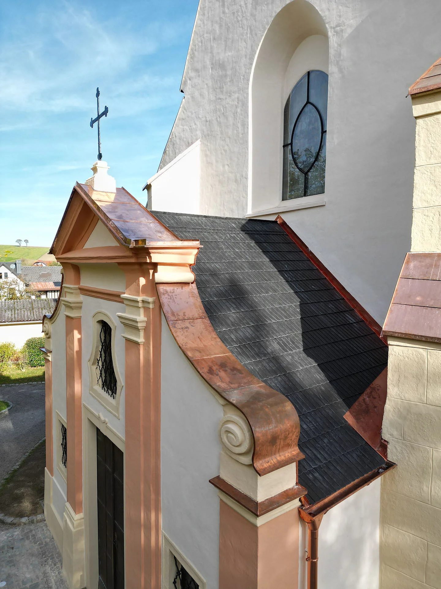 Seitliche Nachaufnahme des Eingangsbereichs nach der denkmalgeschützten Dachsanierung