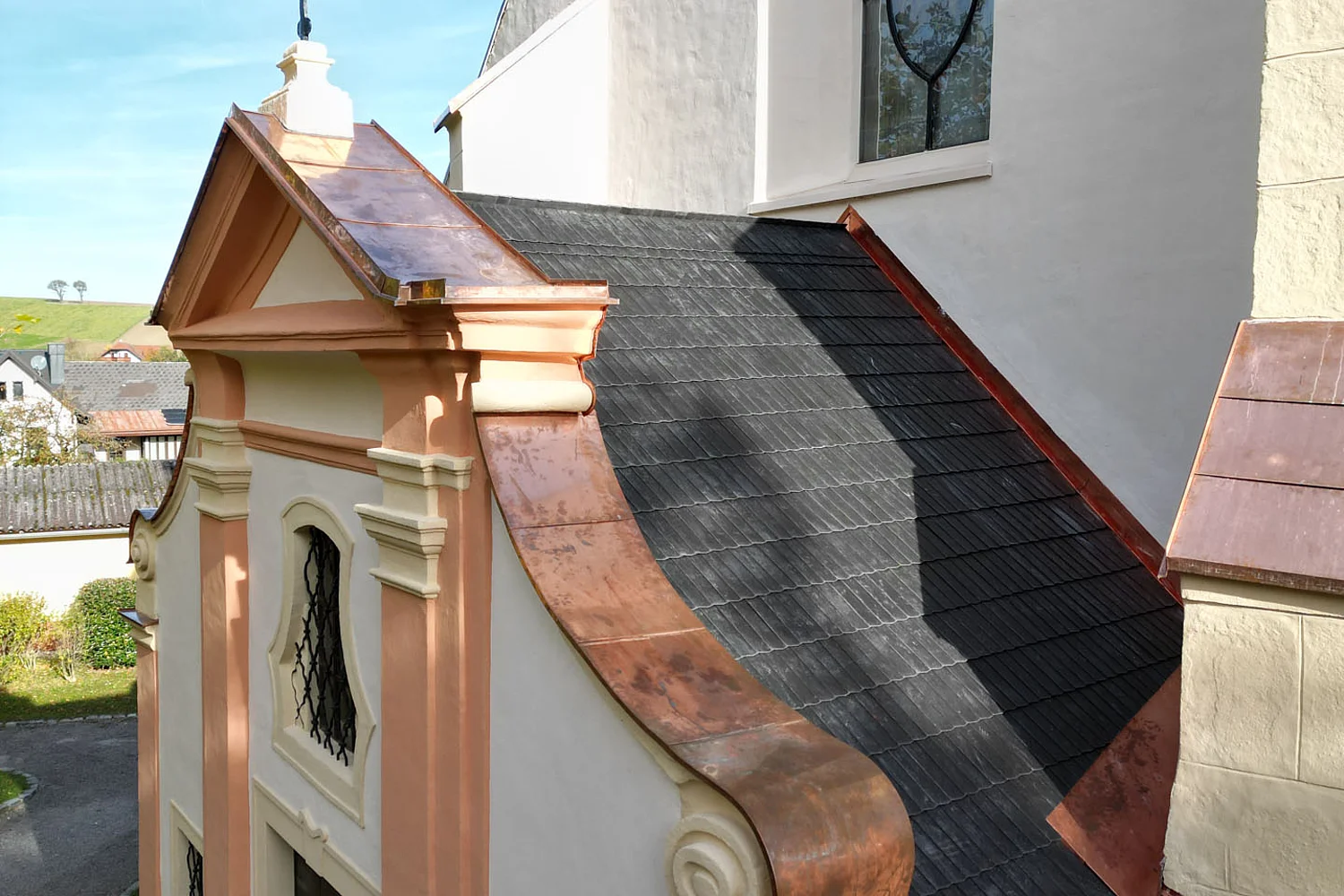 Seitliche Nachaufnahme des Eingangsbereichs nach der denkmalgeschützten Dachsanierung