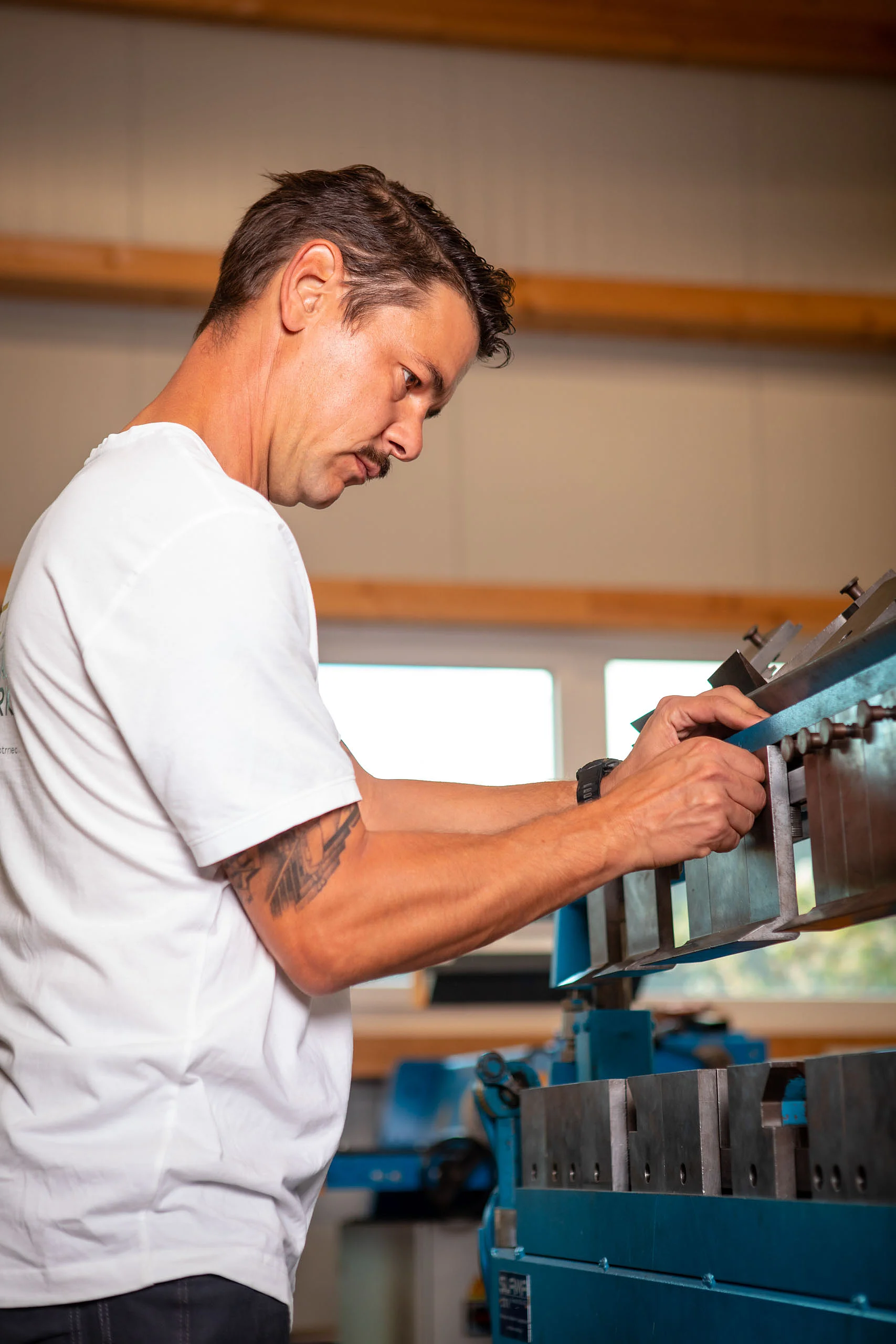  Mitarbeiter an einer Biegemaschine