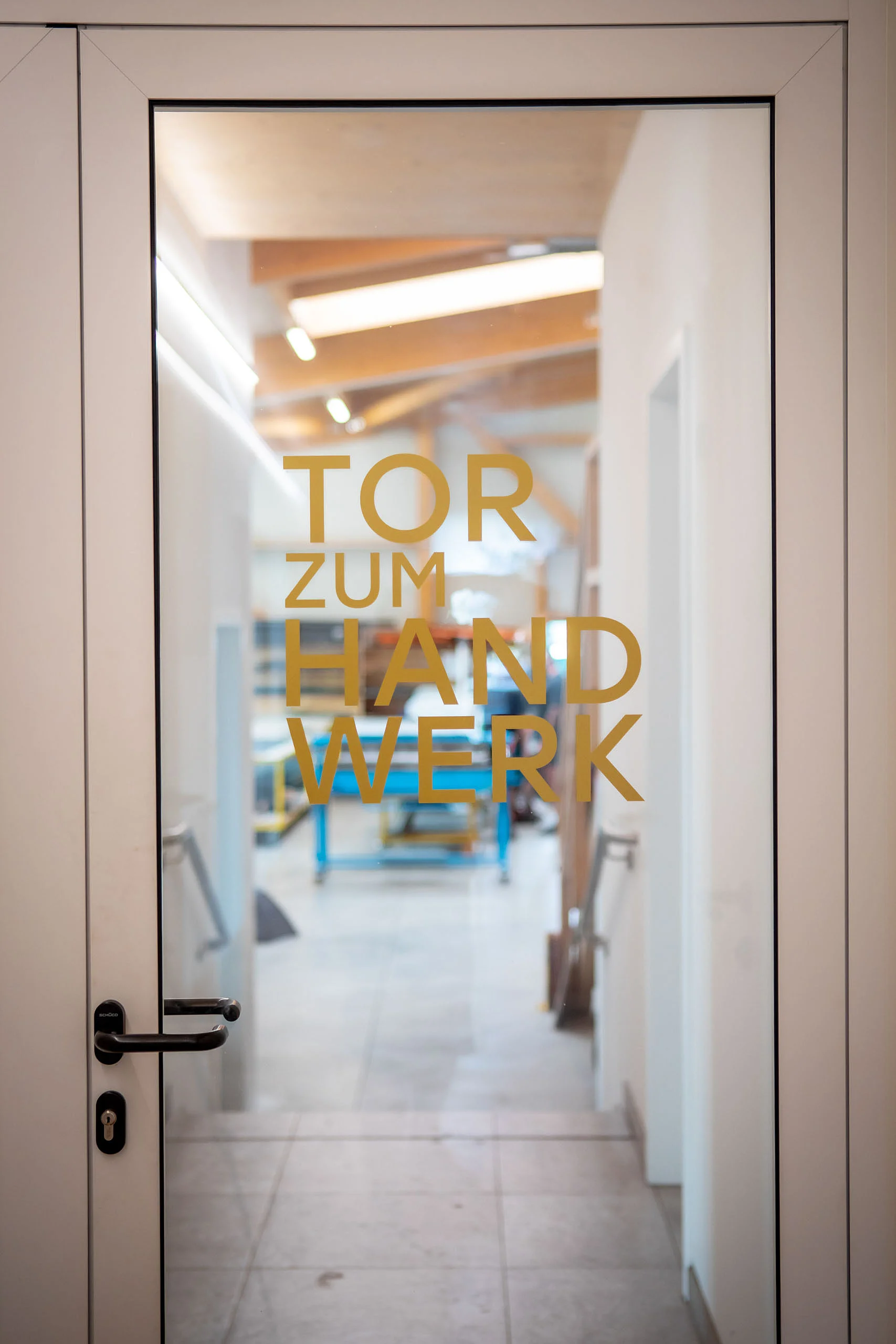 Glastür mit der Aufschrift "Tor zum Handwerk"