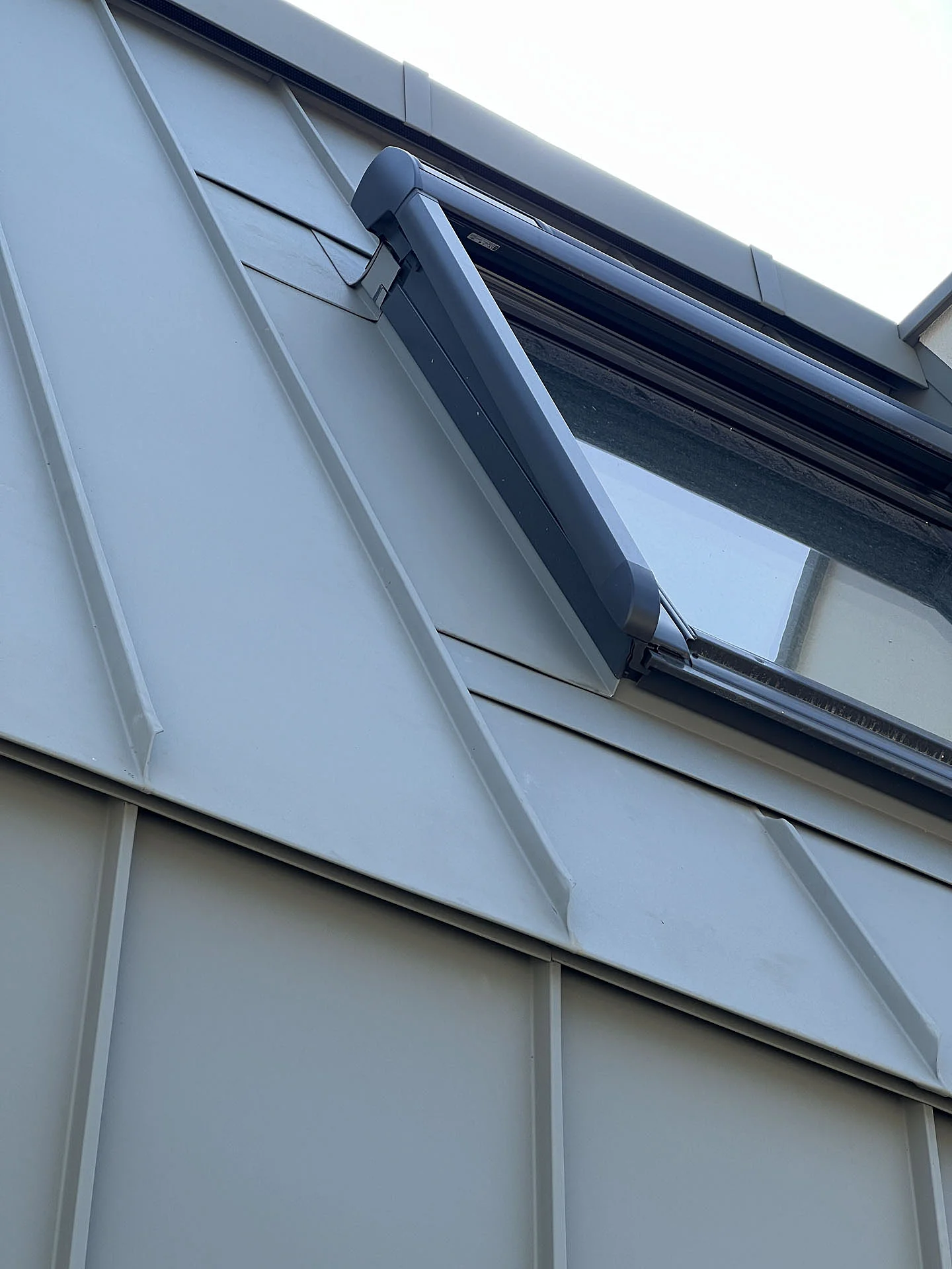 Ein Blechdach mit Dachfenster vom Spengler Kotrnec