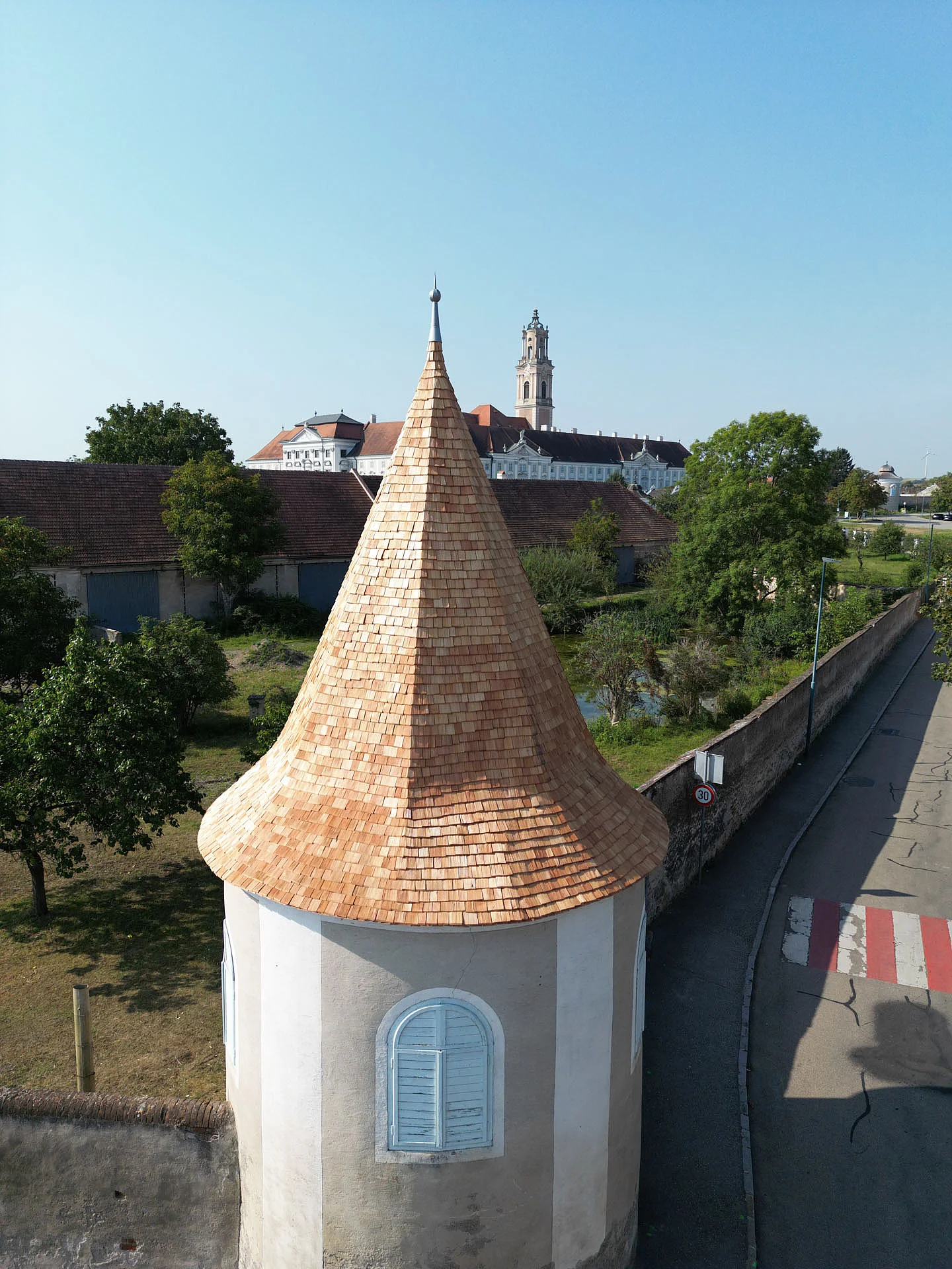 Frontale Nahaufnahme nach der denkmalgeschützten Dachsanierung einer Turmspitze