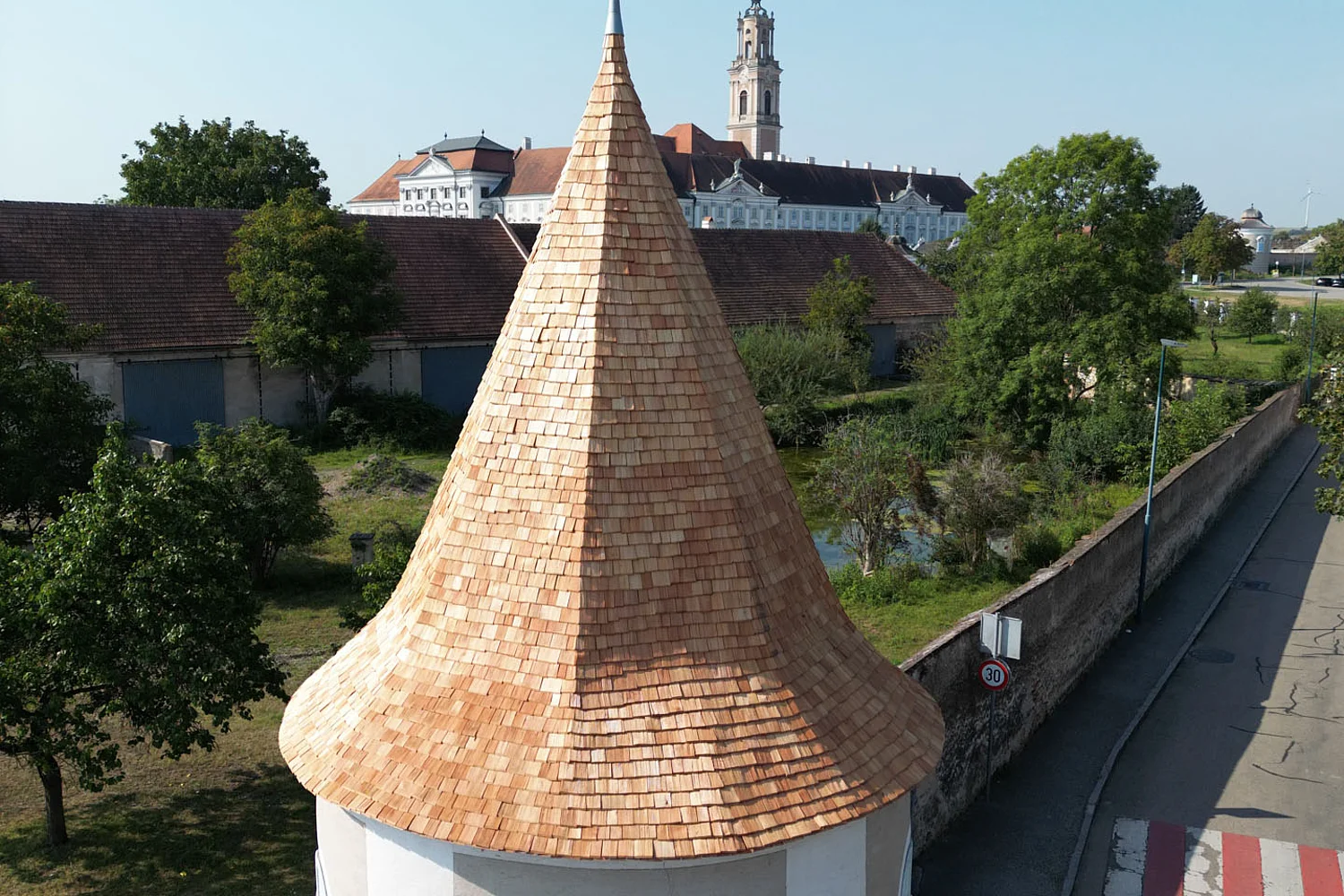 Frontale Nahaufnahme nach der denkmalgeschützten Dachsanierung einer Turmspitze