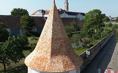 Frontale Nahaufnahme nach der denkmalgeschützten Dachsanierung einer Turmspitze