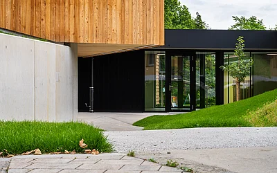Niedrige frontale Ansicht des Kindergarten Zubaus in Weinburg