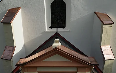 Frontale Nahaufnahme des Eingangsbereichs der Kirche in Phyra nach der denkmalgeschützten Dachsanierung