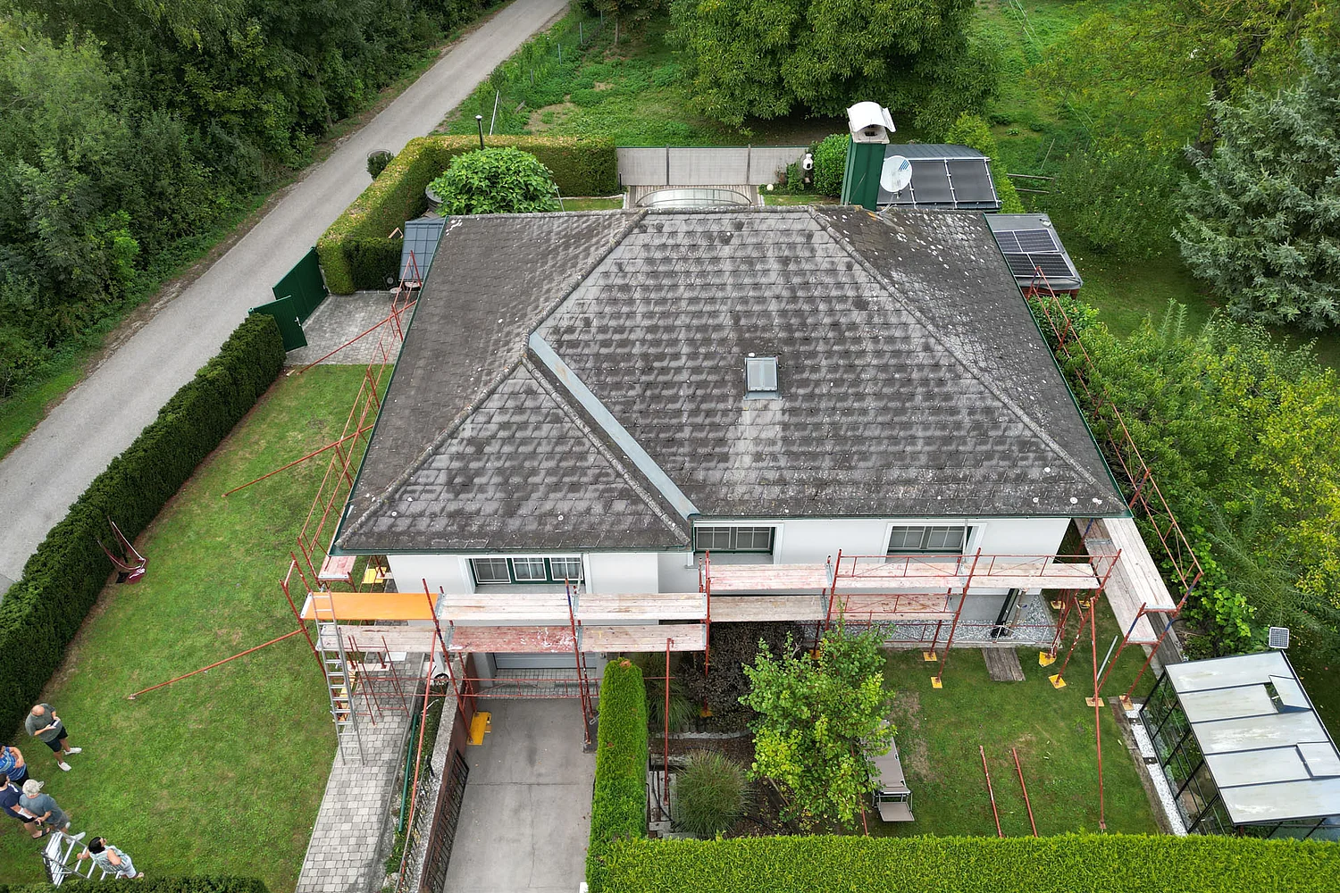 Drohnenaufnahme eines Einfamilienhauses vor der Sanierung von oben