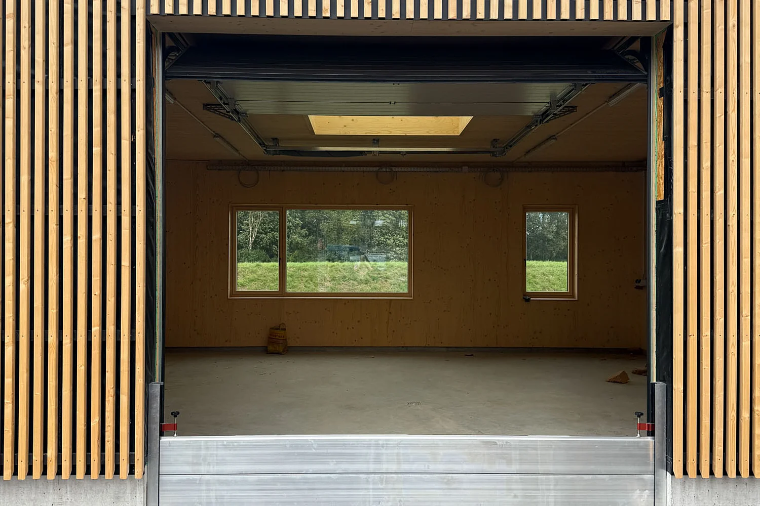 Frontansicht des fertig installierten Hochwasserschutzes beim Wertstoffzentrum Pielachtal Prinzersdorf