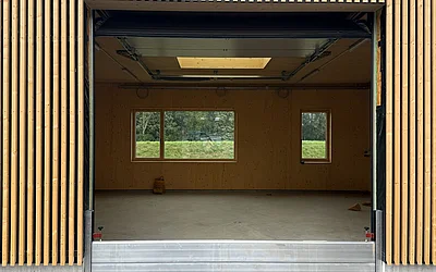 Frontansicht des fertig installierten Hochwasserschutzes beim Wertstoffzentrum Pielachtal Prinzersdorf