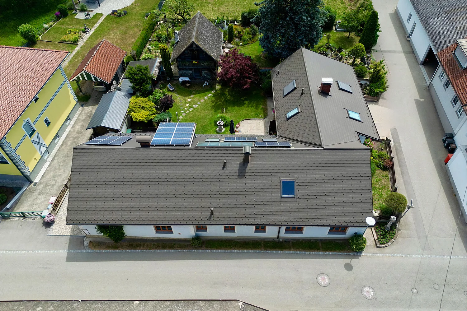 Frontale Drohnenansicht nach der Dachsanierung eines Einfamilienhauses in Neidling