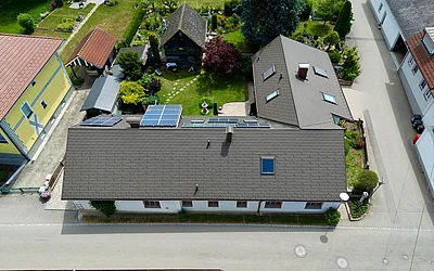 Frontale Drohnenansicht nach der Dachsanierung eines Einfamilienhauses in Neidling