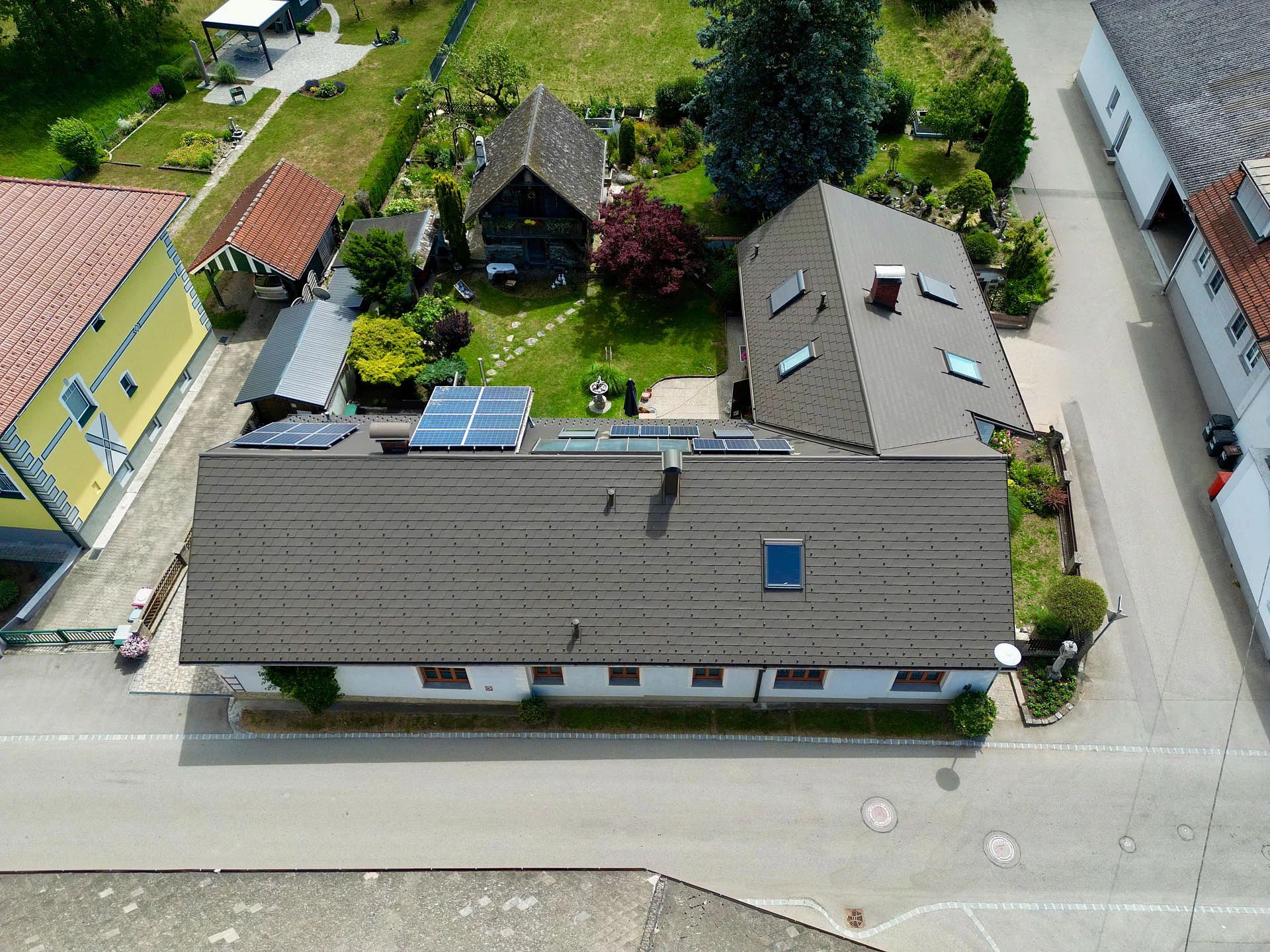 Frontale Drohnenansicht nach der Dachsanierung eines Einfamilienhauses in Neidling