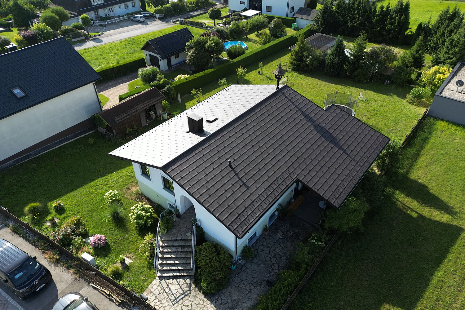 Drohnenaufnahme der fertigen Dachsanierung eines Einfamilienhauses in Karlstetten seitlich von oben