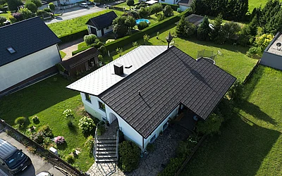 Drohnenaufnahme der fertigen Dachsanierung eines Einfamilienhauses in Karlstetten seitlich von oben