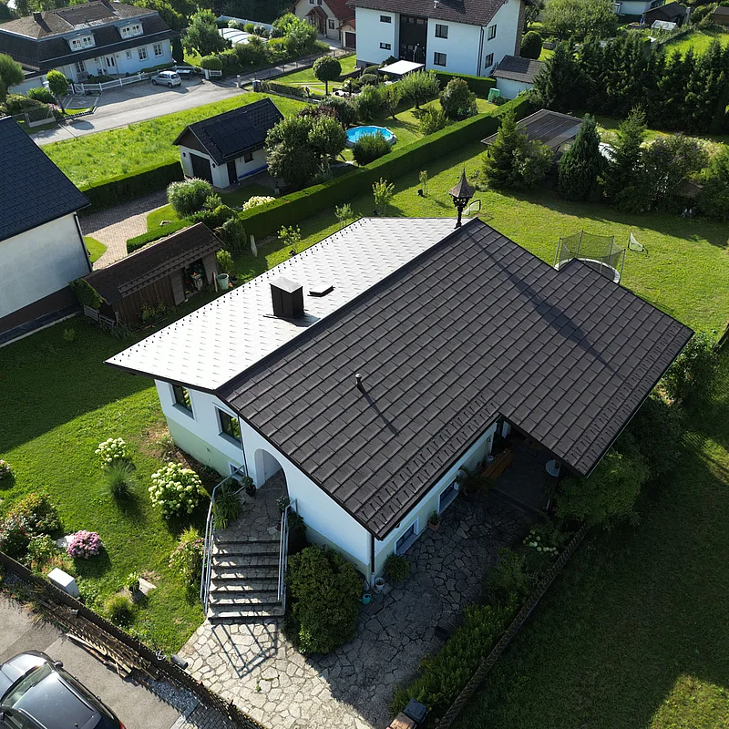 Drohnenaufnahme der fertigen Dachsanierung eines Einfamilienhauses in Karlstetten seitlich von oben