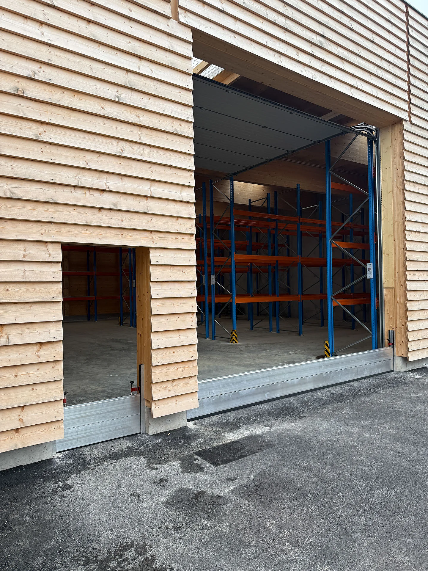 Seitenansicht des fertig installierten Hochwasserschutzes bei Tor und Tür