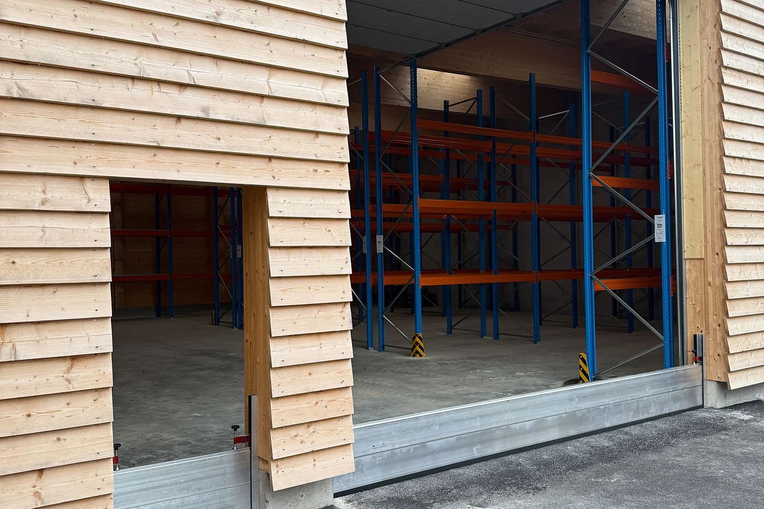 Seitenansicht des fertig installierten Hochwasserschutzes bei Tor und Tür