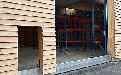 Seitenansicht des fertig installierten Hochwasserschutzes bei Tor und Tür