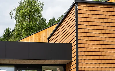 Nahaufnahme der Fassade des Kindergarten Zubaus in Weinburg