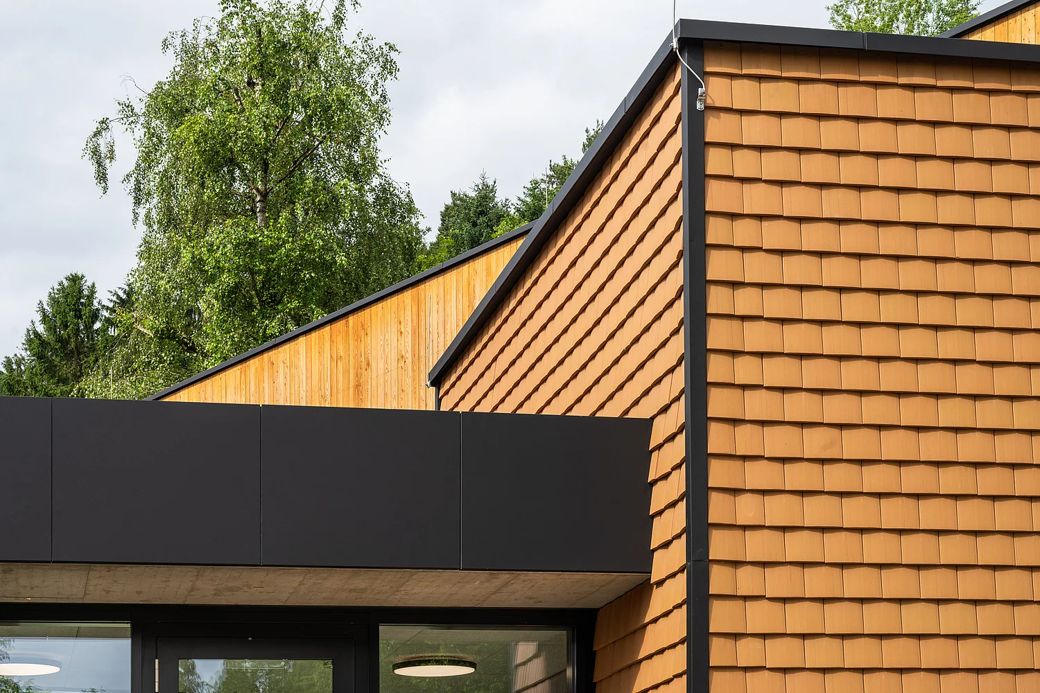 Nahaufnahme der Fassade des Kindergarten Zubaus in Weinburg