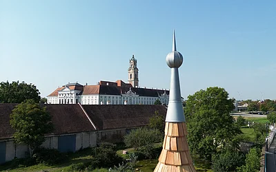 Nahaufnahme der Turmspitze nach der denkmalgeschützten Dachsanierung