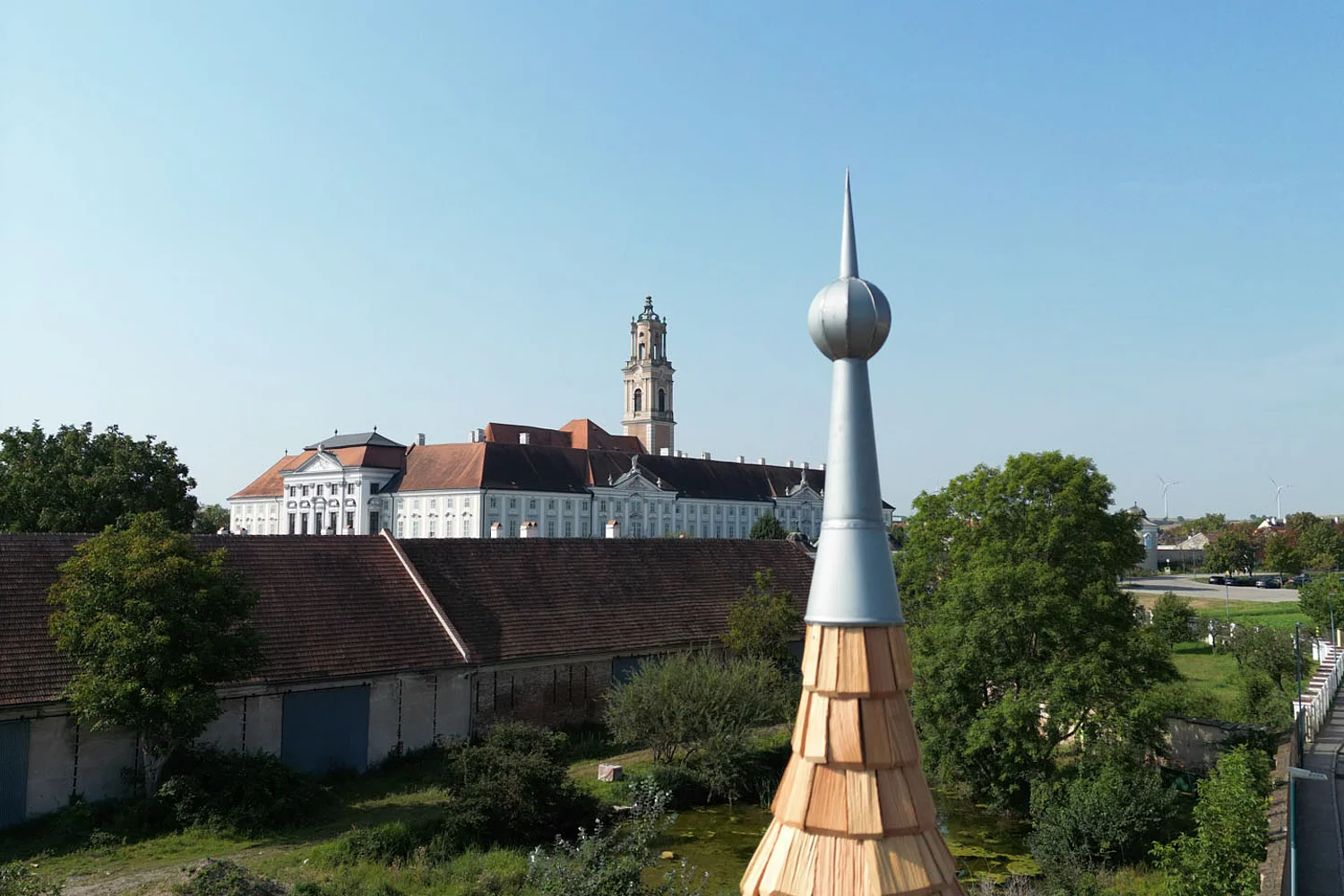Nahaufnahme der Turmspitze nach der denkmalgeschützten Dachsanierung