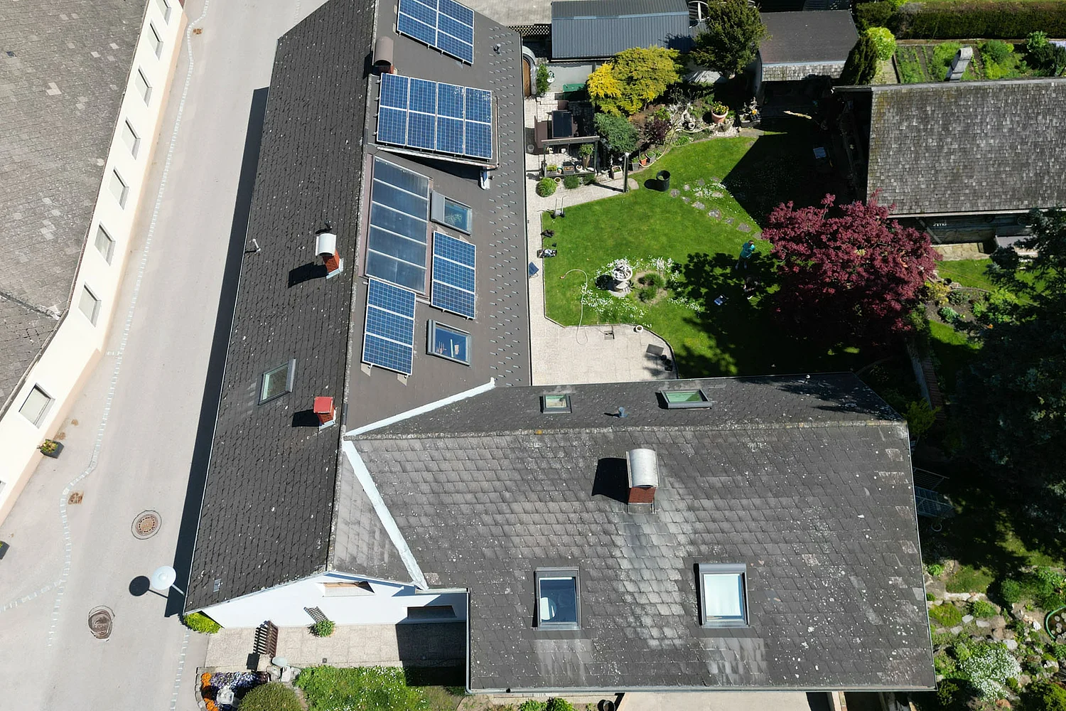 Vogelperspektive vor der Dachsanierung eines Einfamilienhauses in Neidling