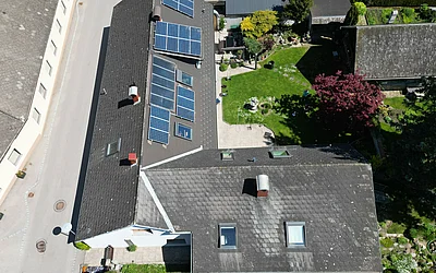 Vogelperspektive vor der Dachsanierung eines Einfamilienhauses in Neidling