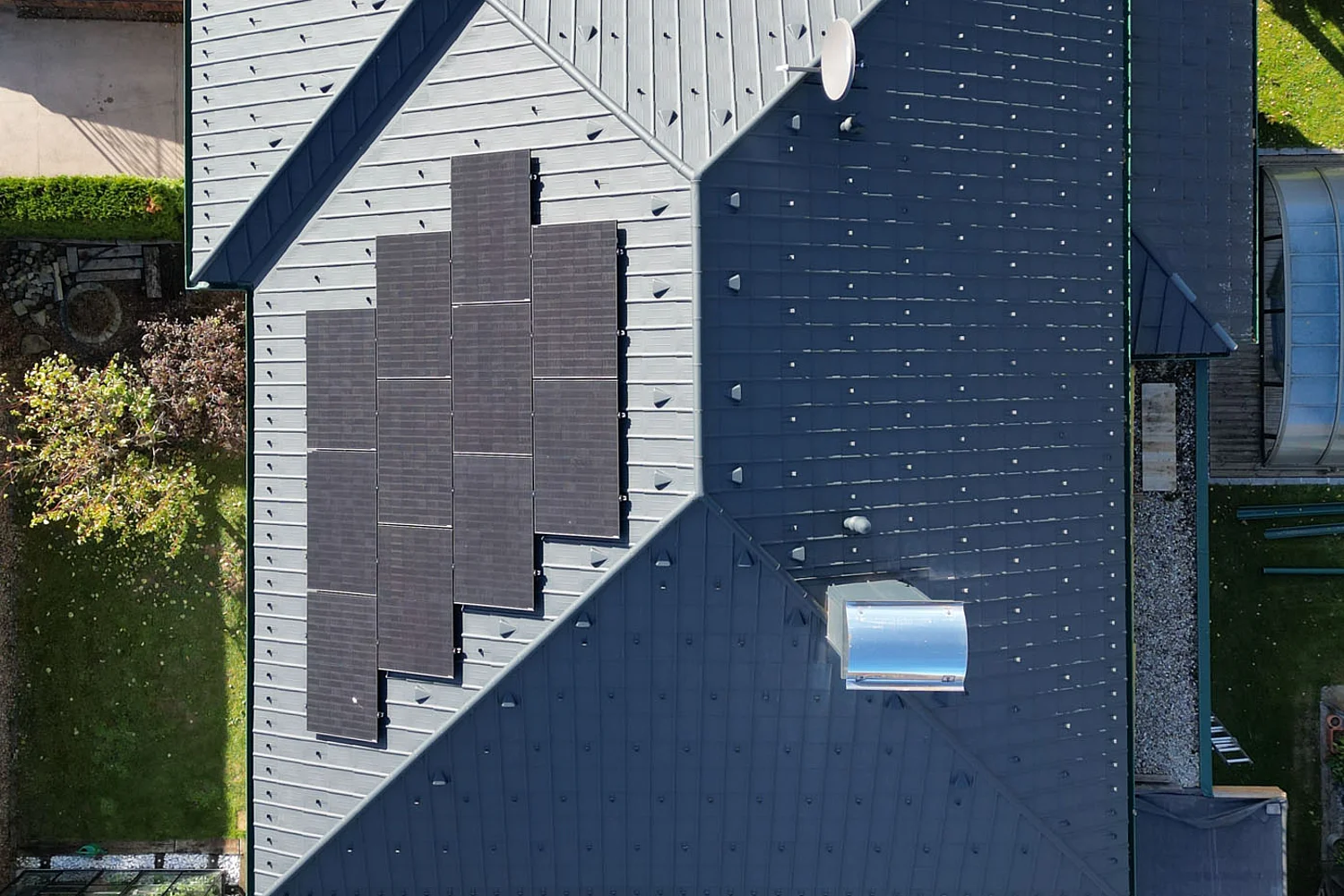 Vogelperspektive der fertigen Dachsanierung eines Einfamilienhauses in Hain