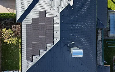 Vogelperspektive der fertigen Dachsanierung eines Einfamilienhauses in Hain