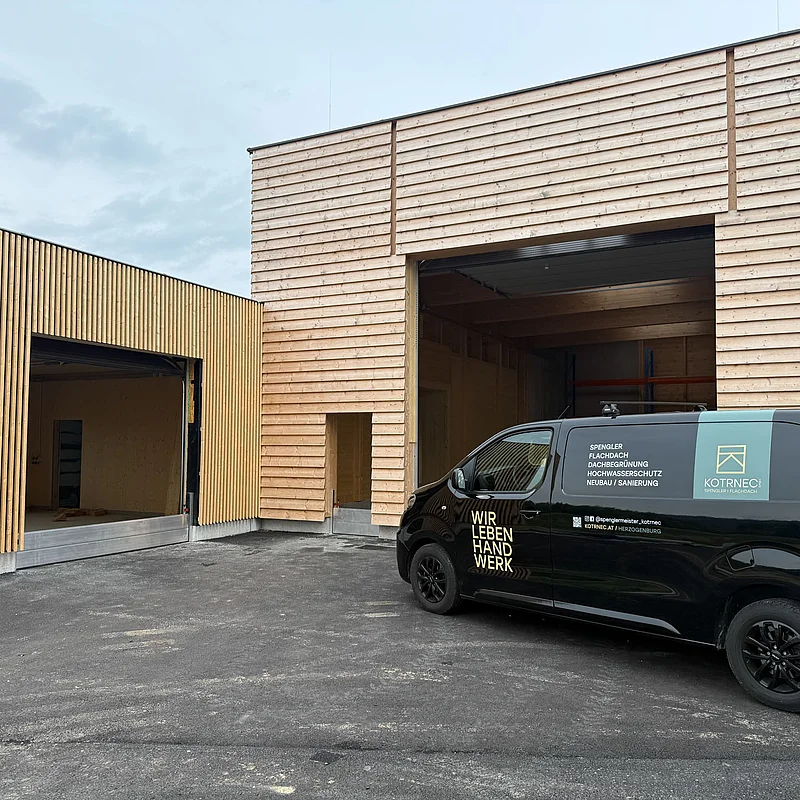 Gesamte Ansicht des fertig installierten Hochwasserschutzes beim Wertstoffzentrum Pielachtal Prinzersdorf