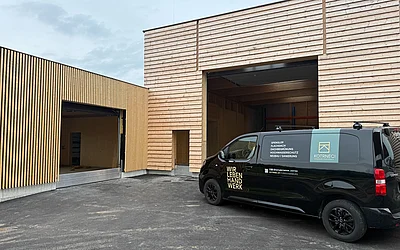 Gesamte Ansicht des fertig installierten Hochwasserschutzes beim Wertstoffzentrum Pielachtal Prinzersdorf