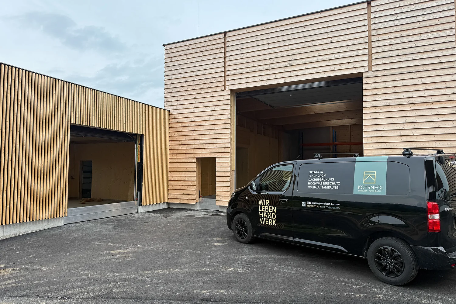 Gesamte Ansicht des fertig installierten Hochwasserschutzes beim Wertstoffzentrum Pielachtal Prinzersdorf