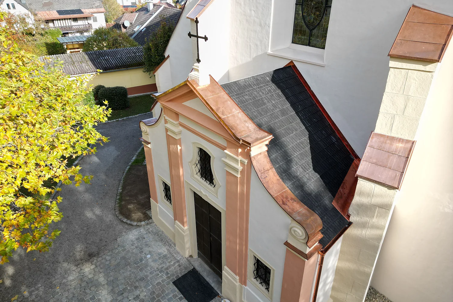 Seitliche Drohnenansicht des Eingangsbereichs der Kirche in Phyra nach der denkmalgeschützten Dachsanierung