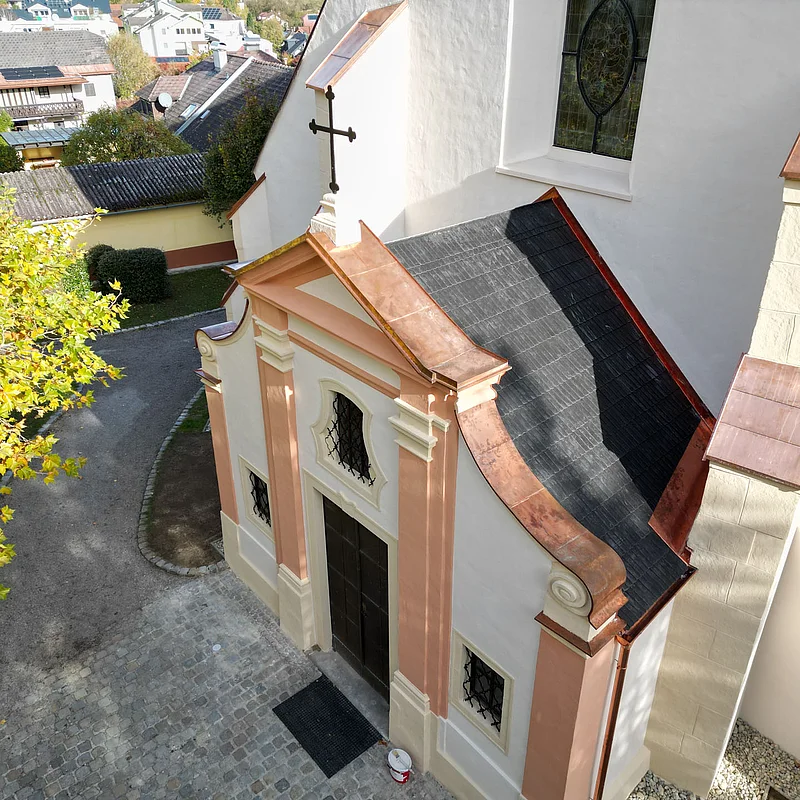 Seitliche Drohnenansicht des Eingangsbereichs der Kirche in Phyra nach der denkmalgeschützten Dachsanierung