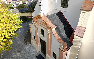 Seitliche Drohnenansicht des Eingangsbereichs der Kirche in Phyra nach der denkmalgeschützten Dachsanierung