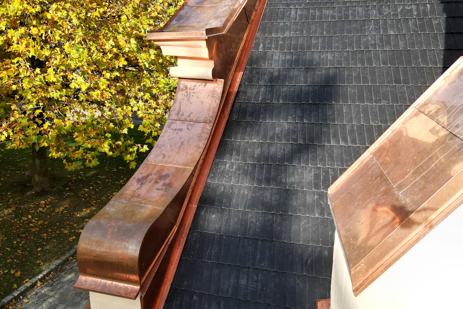 Seitliche Nachaufnahme des Eingangsbereichs der Kirche in Phyra nach der denkmalgeschützten Dachsanierung