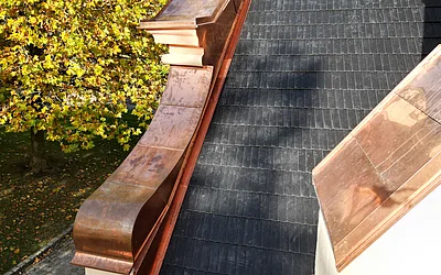 Seitliche Nachaufnahme des Eingangsbereichs der Kirche in Phyra nach der denkmalgeschützten Dachsanierung