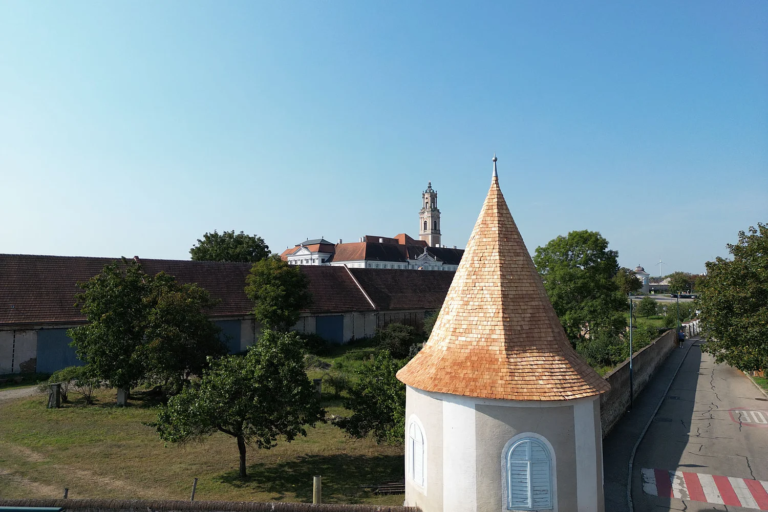 Frontale Drohnenaufnahme nach der denkmalgeschützten Dachsanierung einer Turmspitze