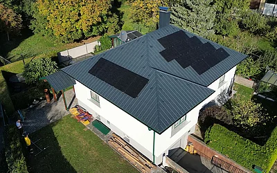 Drohnenaufnahme eines Einfamilienhauses nach der Sanierung seitlich von oben