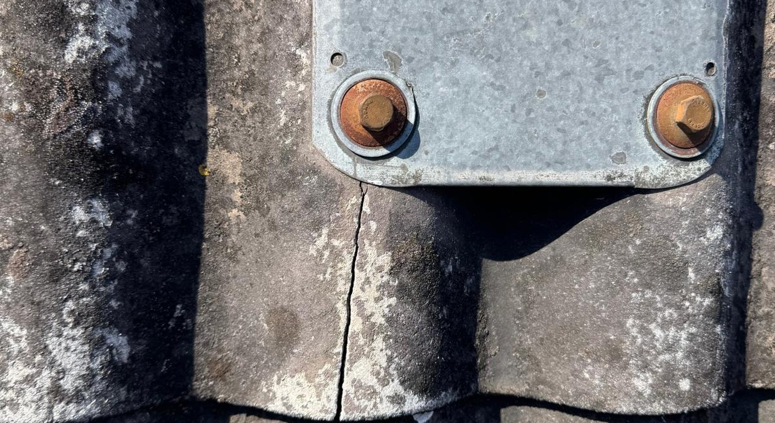 Dachziegel mit einem Sprung
