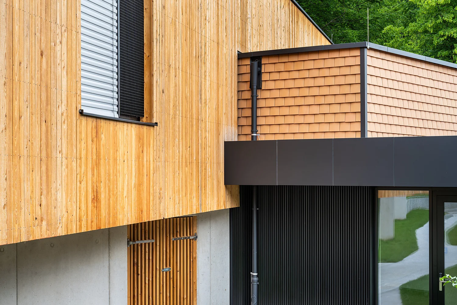 Nahaufnahme der Fassade des Kindergarten Zubaus in Weinburg
