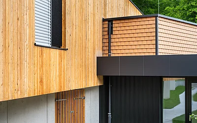 Nahaufnahme der Fassade des Kindergarten Zubaus in Weinburg