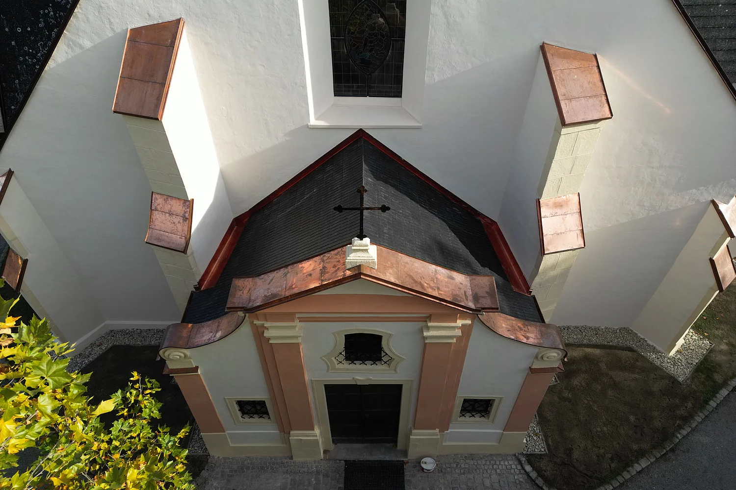 Vogelperspektive des Eingangsbereichs der Kirche in Phyra nach der denkmalgeschützten Dachsanierung